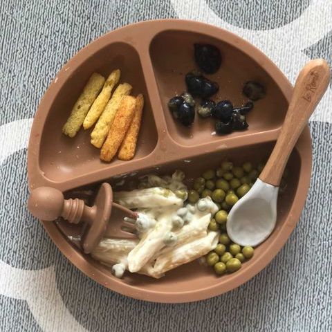 Cheesy peasy pasta served with veggie puffs and Greek yogurt and smushed blueberries