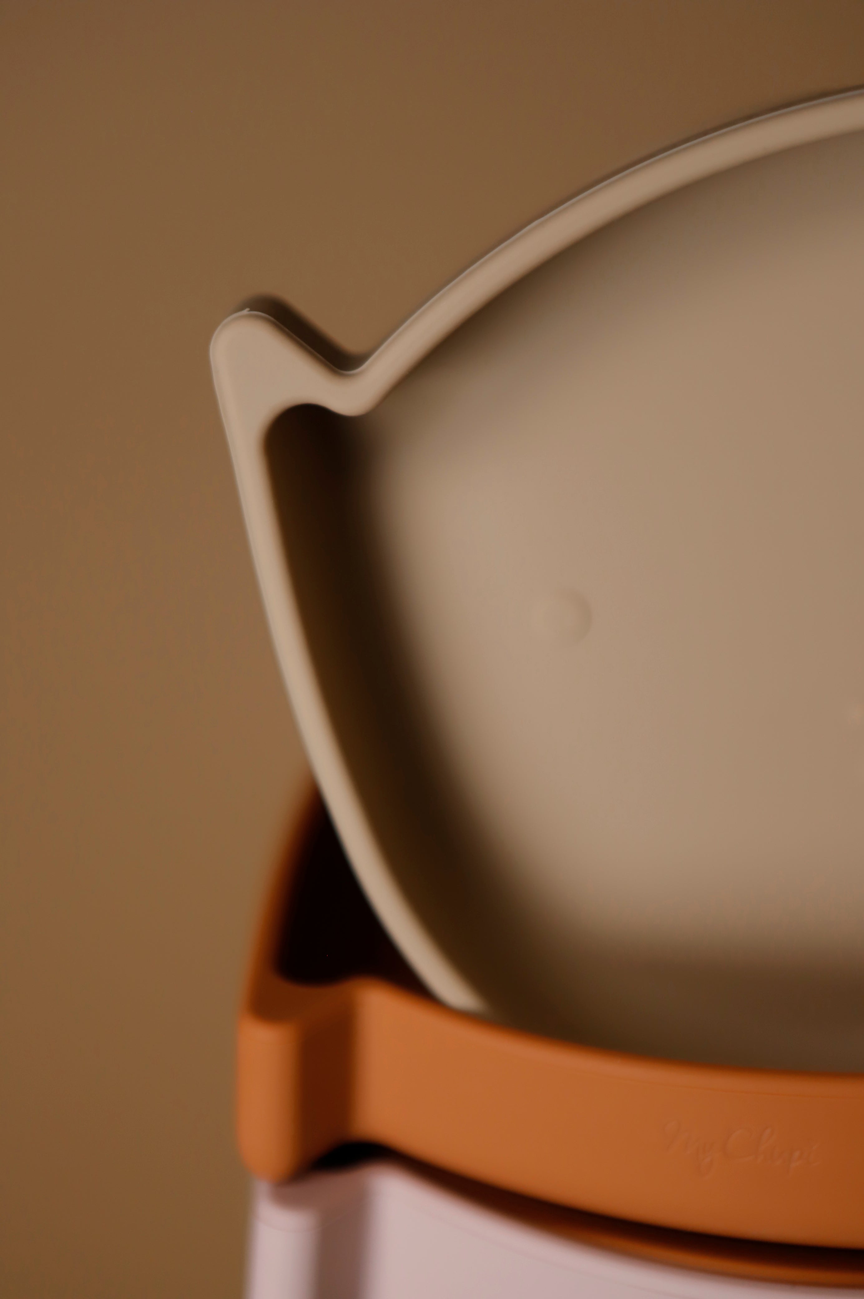 Plates | Cat Suction Plates | Mustard | La Romi