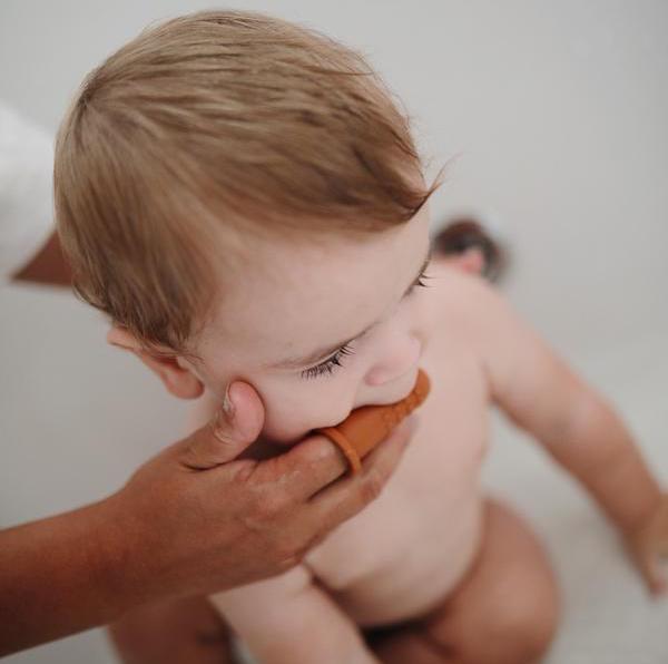 Finger Toothbrush | Mushie Finger Toothbrush | Clay / Shifting Sand | La Romi