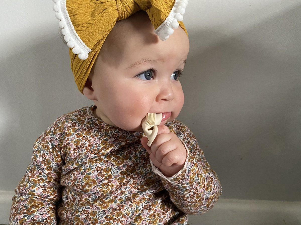 Finger Toothbrush | Mushie Finger Toothbrush | Clay / Shifting Sand | La Romi